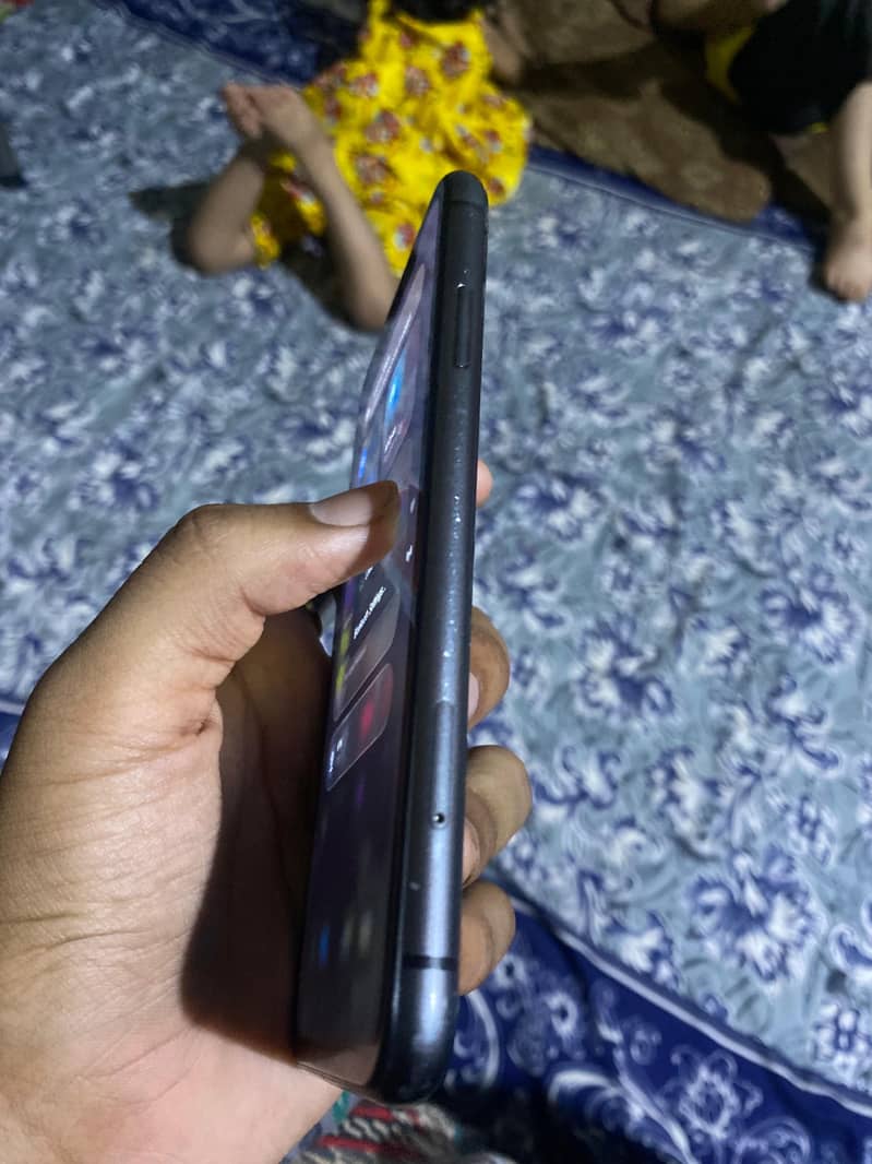 Apple iPhone 11 4