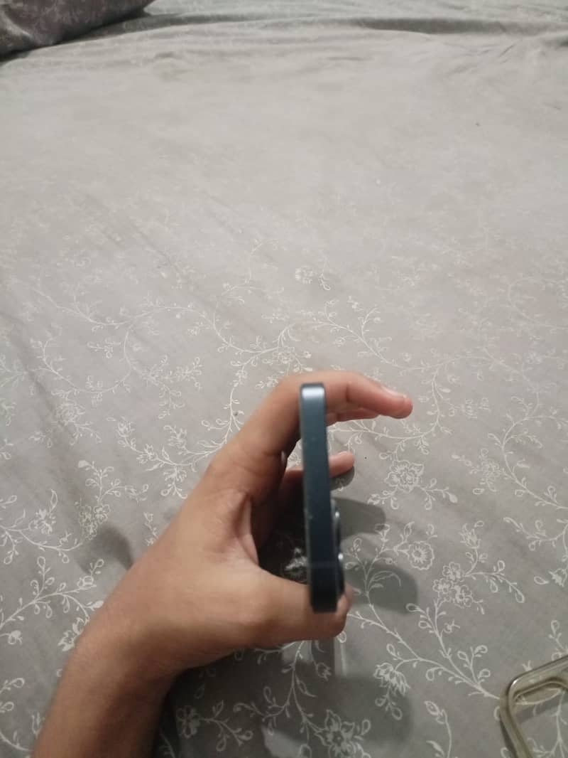 Apple iPhone 13 2