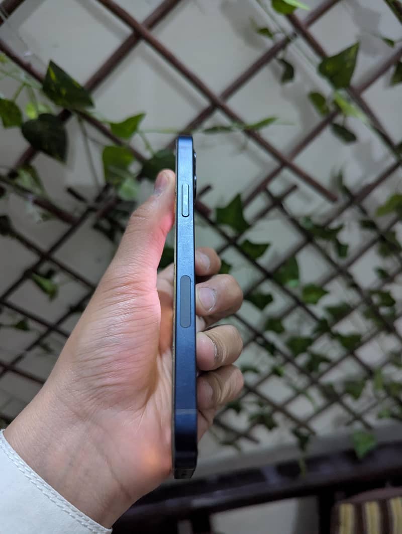 Apple iPhone 12 4