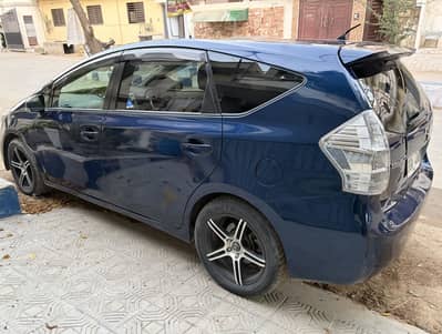 Toyota Prius Alpha G Touring 2011