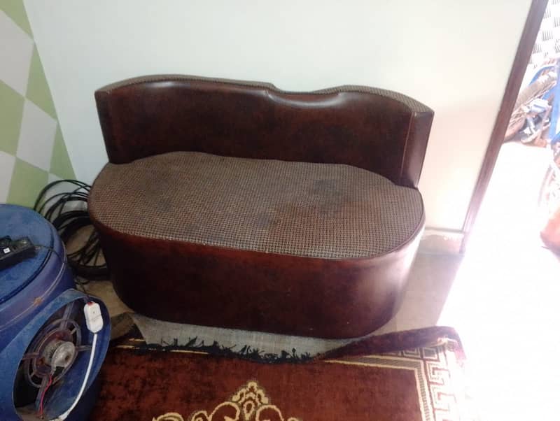 3 seeter sofa available 1