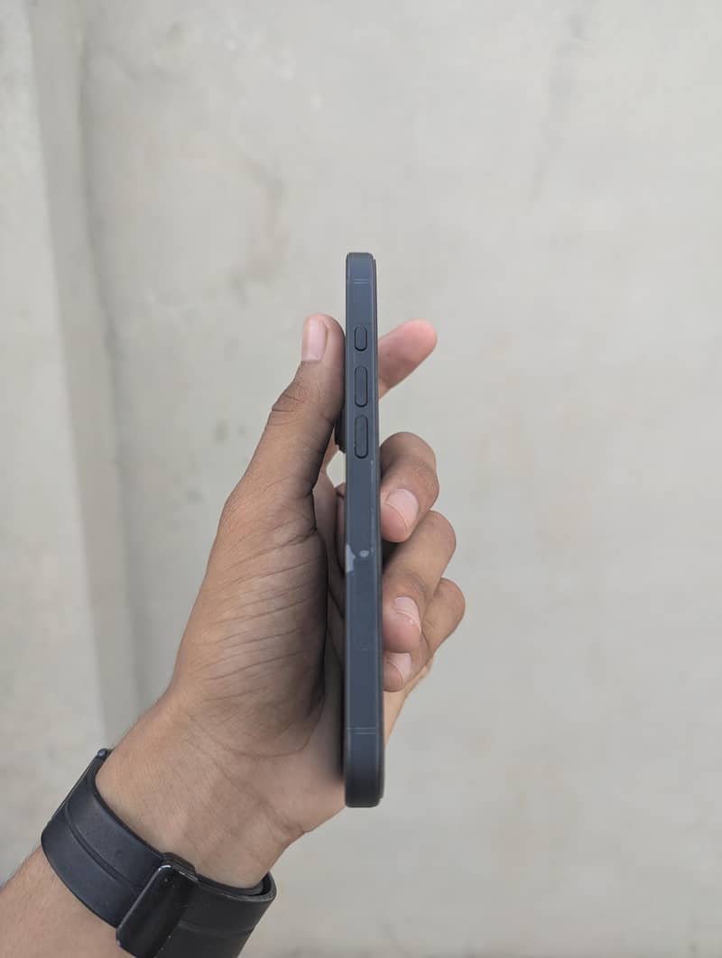 Apple iPhone 16 2