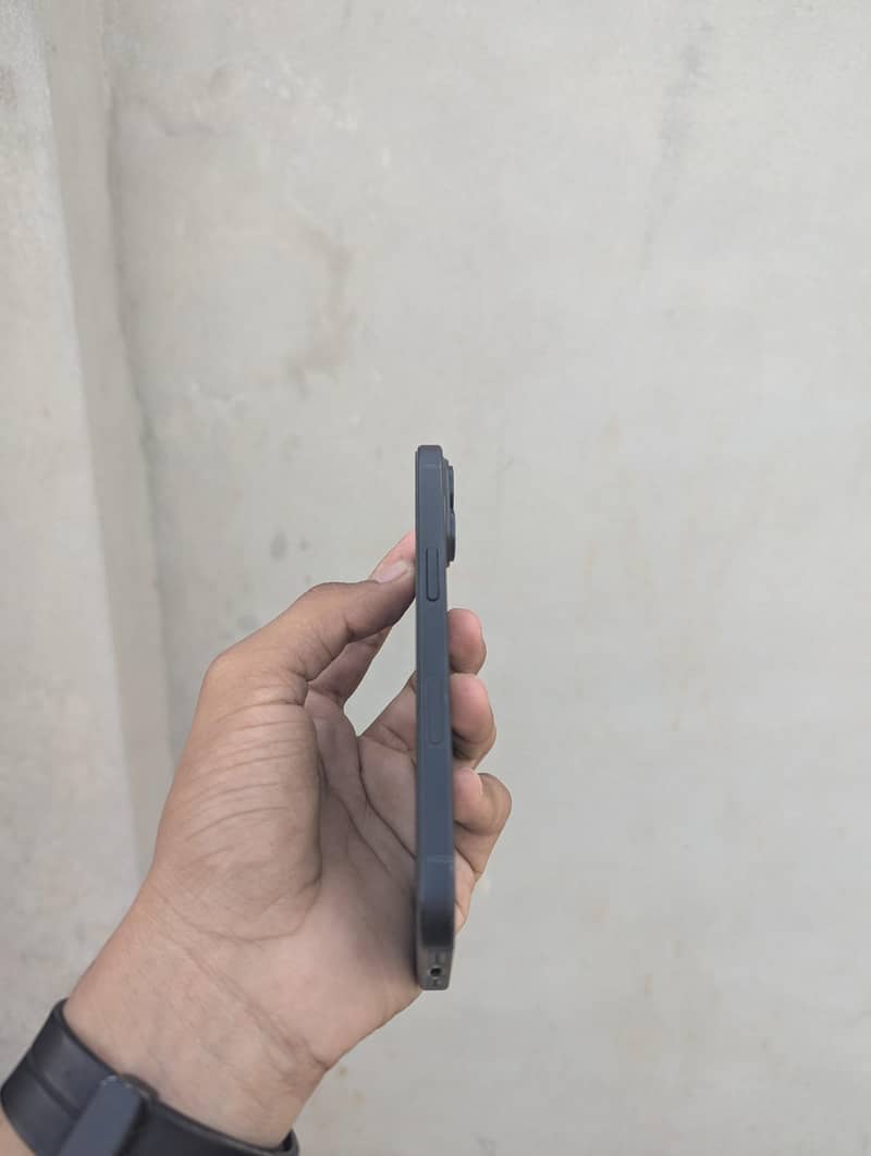 Apple iPhone 16 3