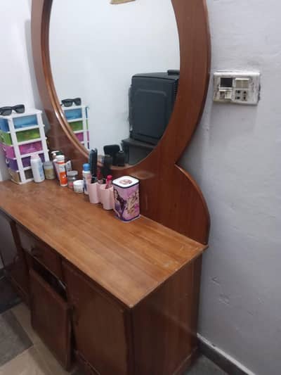 bed and dressing table