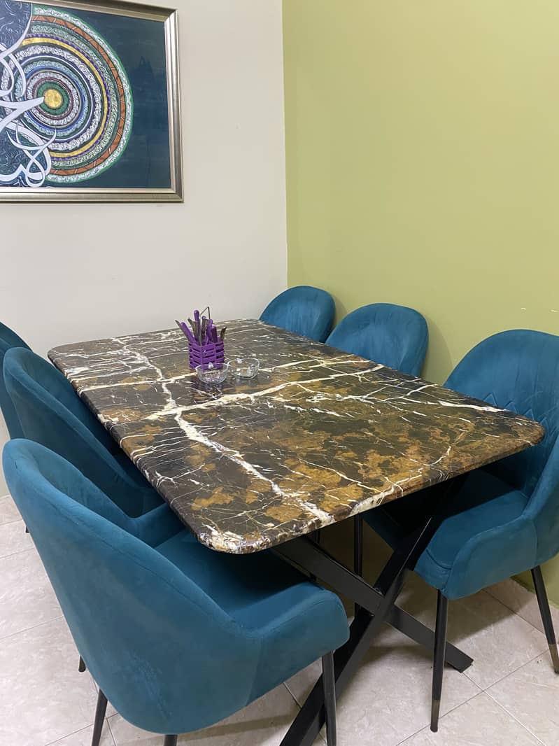 DINING TABLE FOR SELL 4