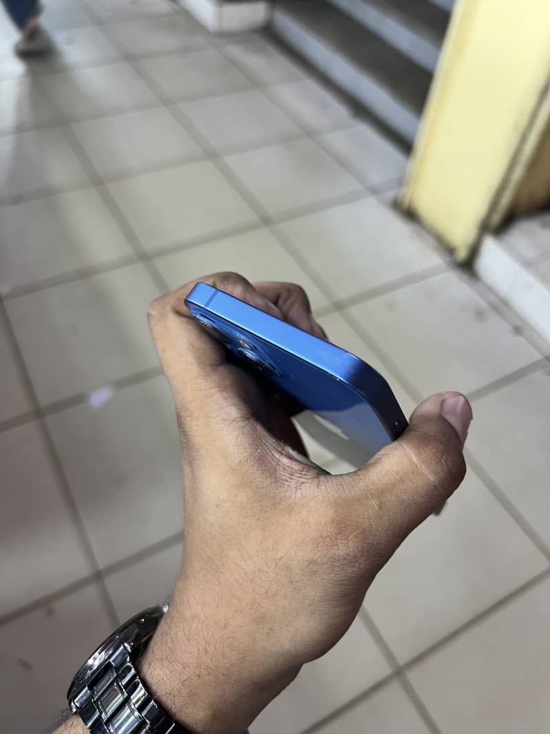 Apple iPhone 13 5
