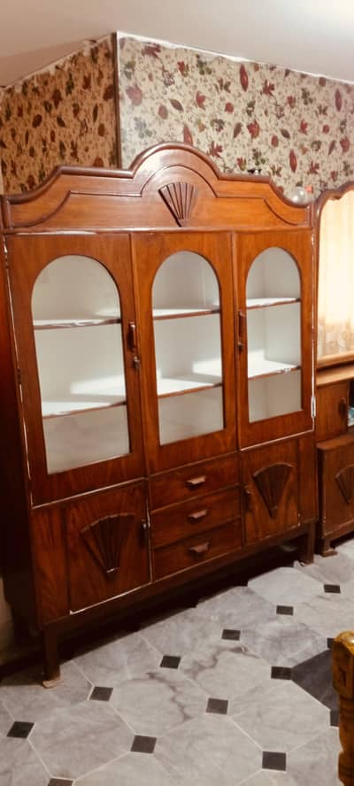 Almirah and dressing table for sale