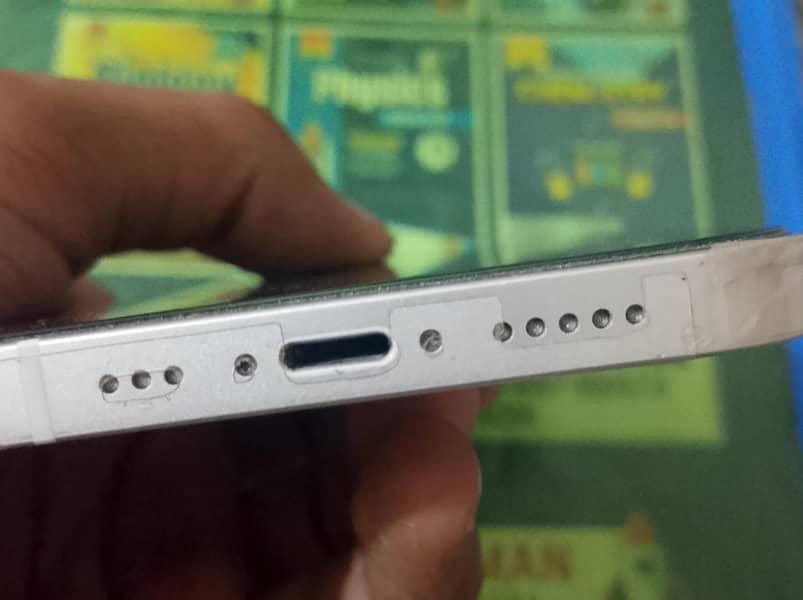 Apple iPhone 12 4