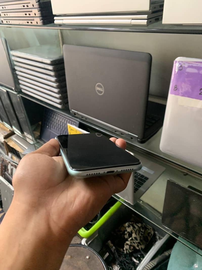 Apple iPhone 11 3