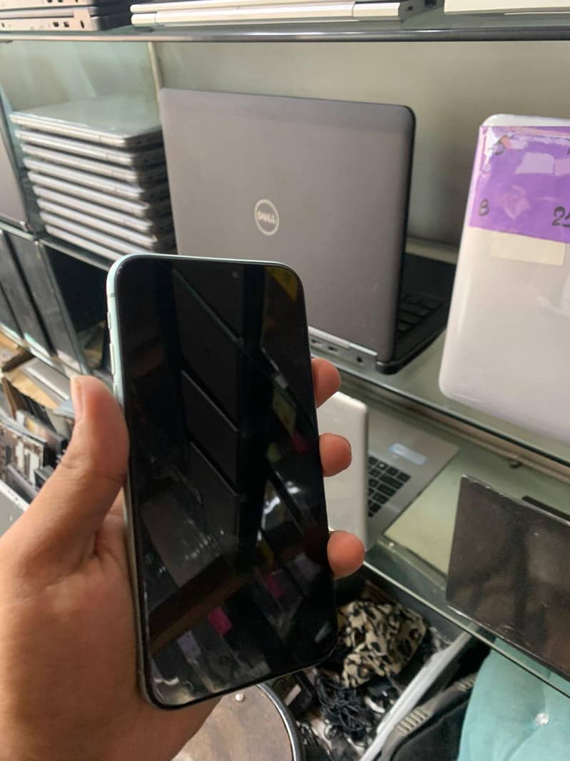 Apple iPhone 11 4