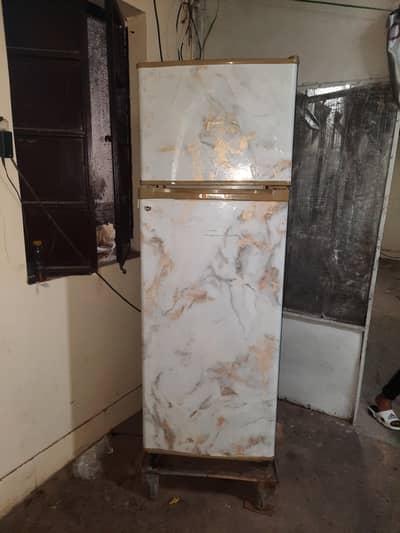dawlance freej medium size very good condition  03025977614