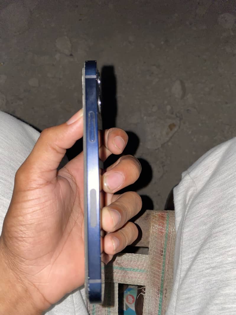 iPhone 12 4