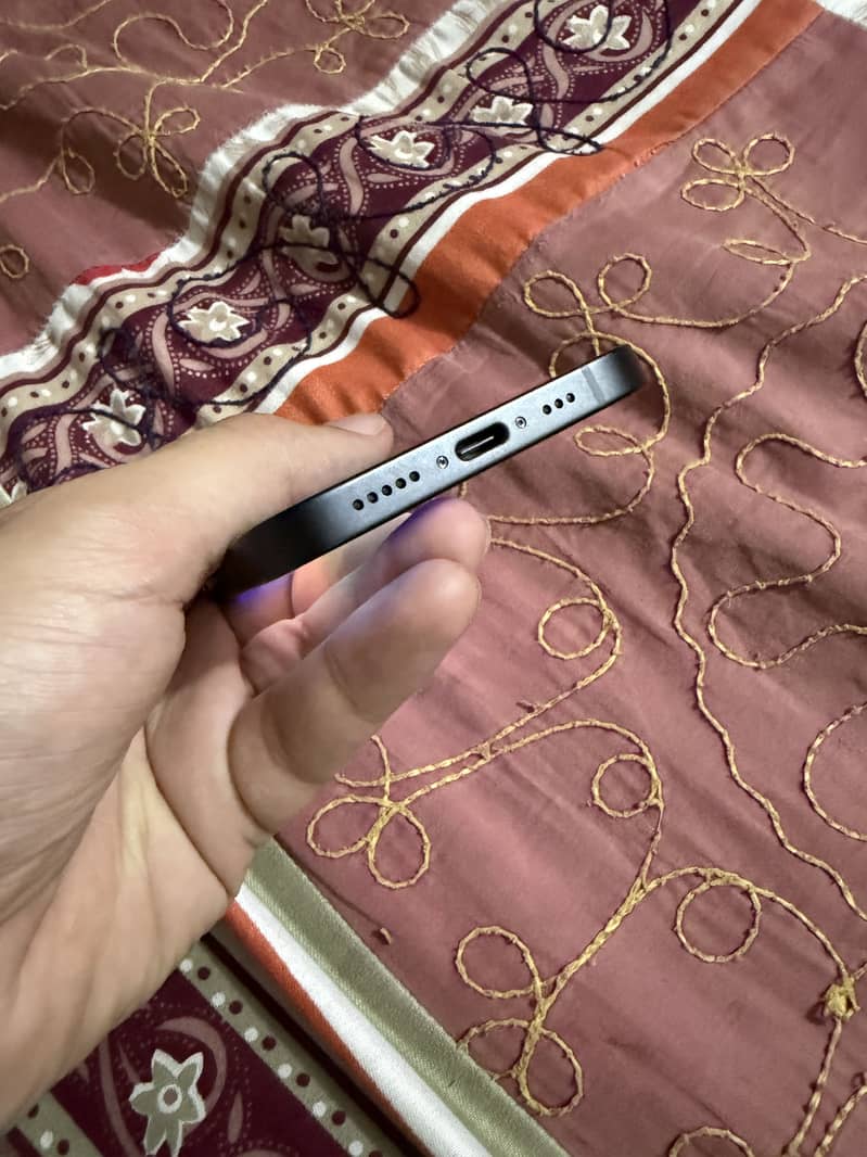 Apple iPhone 16e 1