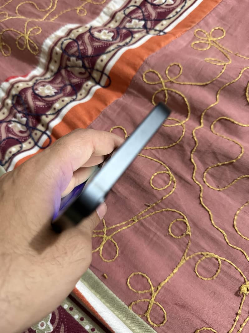 Apple iPhone 16e 2
