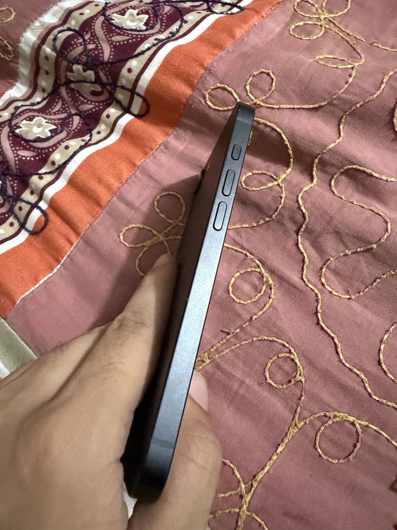 Apple iPhone 16e 3
