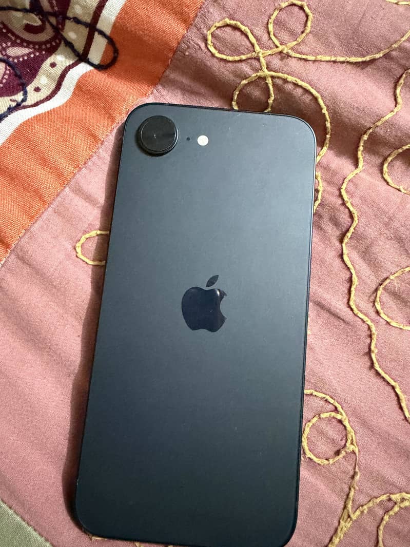 Apple iPhone 16e 4
