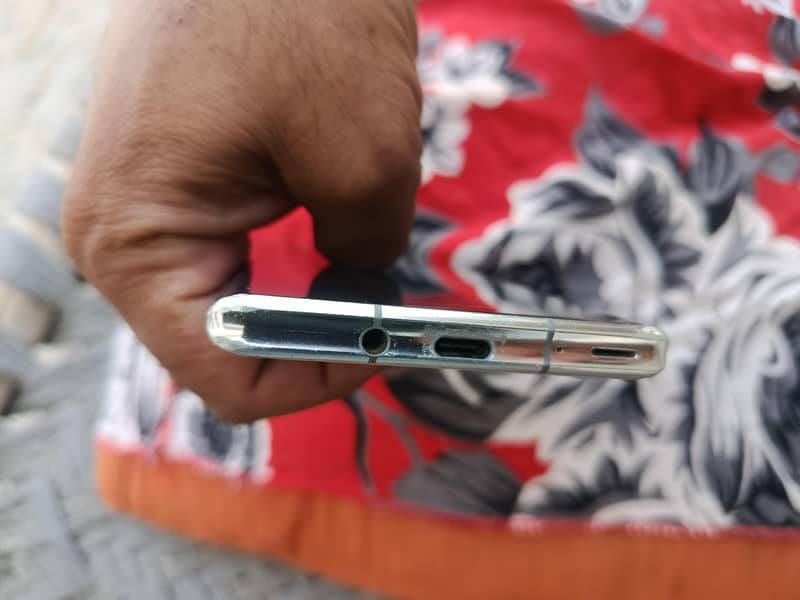 Sharp Aquos R6 4