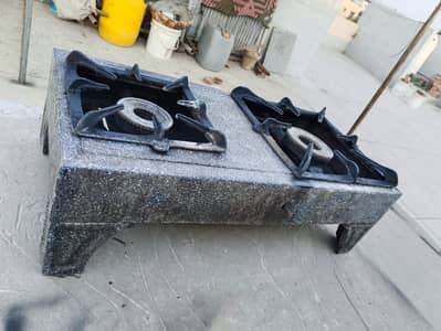 Stove with gas pipe