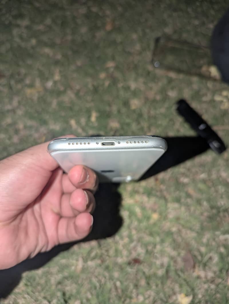 Apple iPhone 11 4