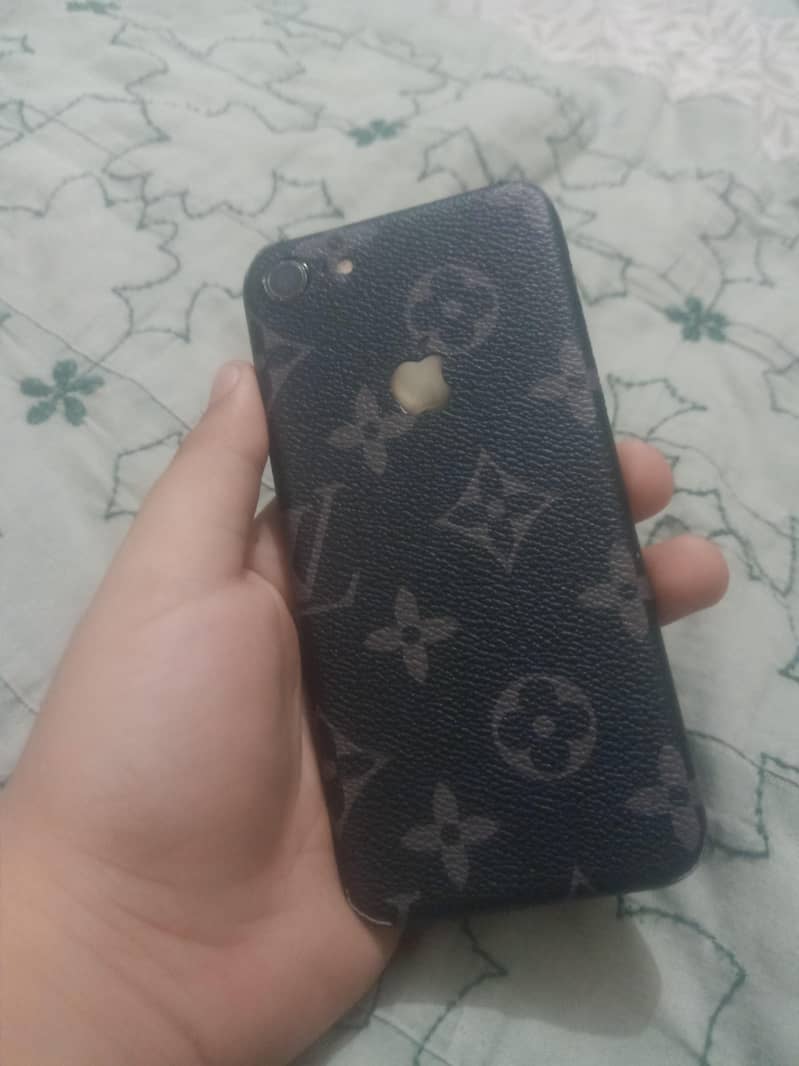 Apple iPhone 7 0