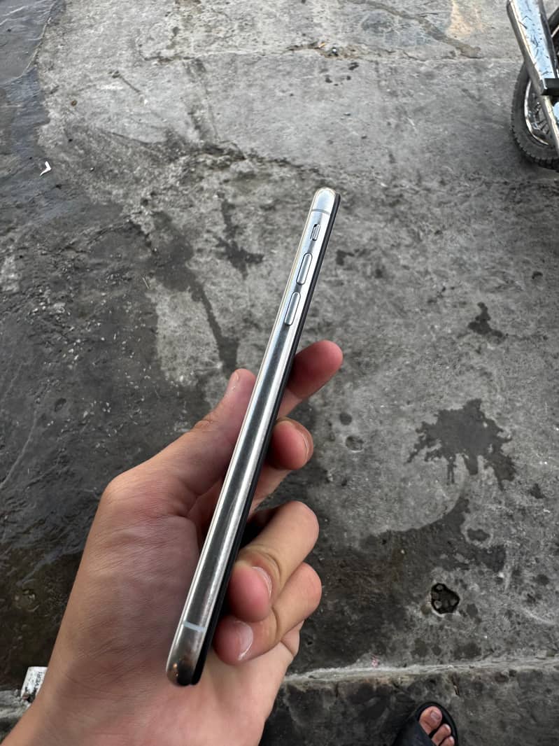 Apple iPhone X 4