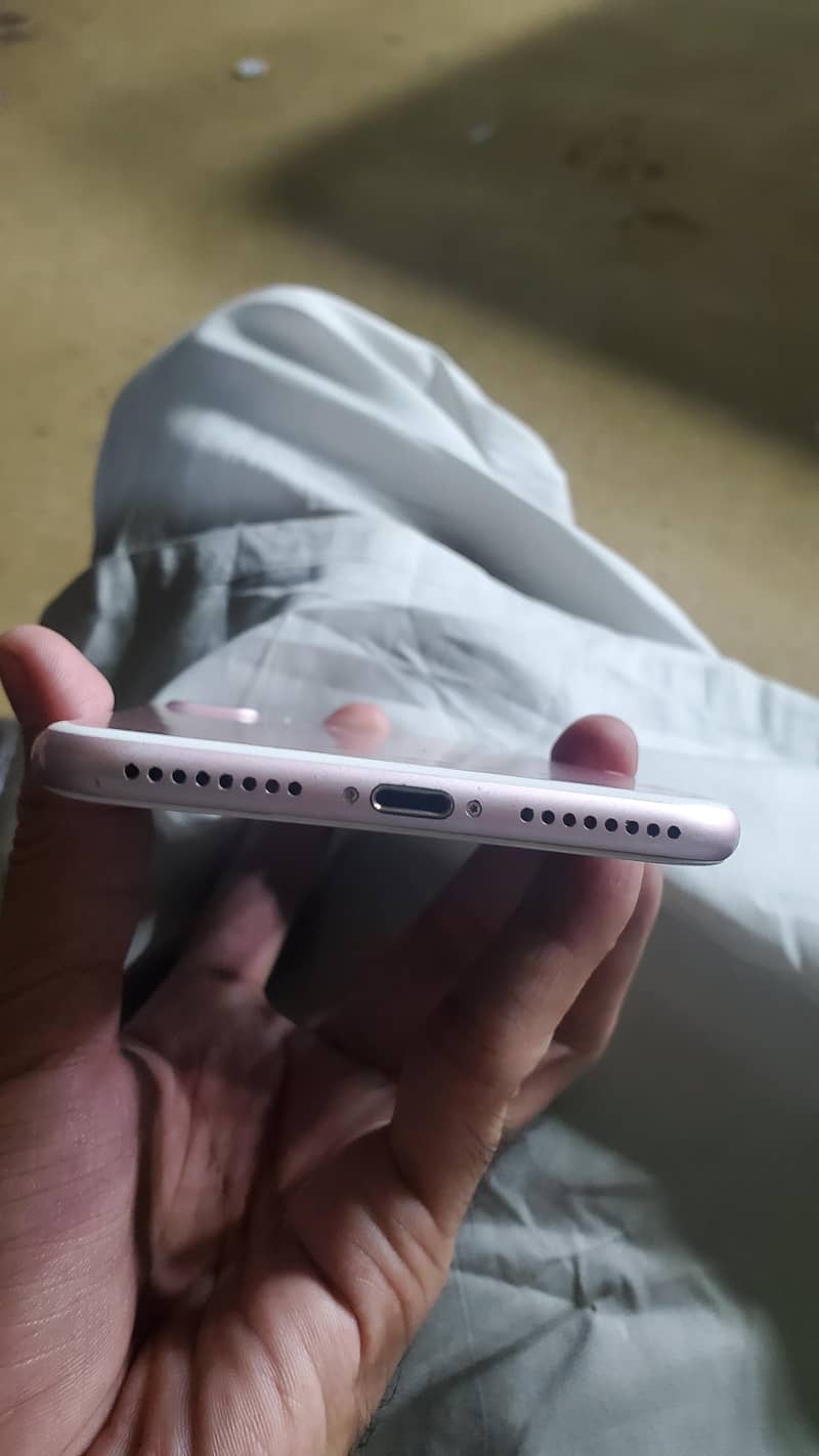 iPhone 7 4