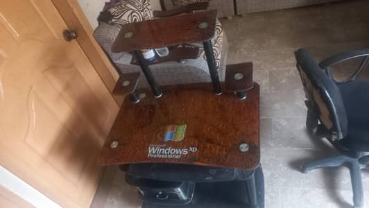Title: Computer Desk with Wheels Good Condition