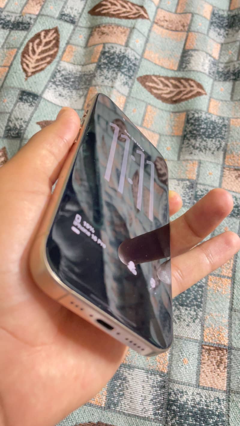 Apple iPhone 16 Pro 3