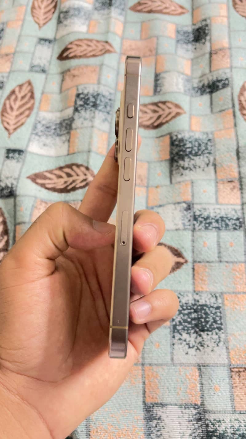 Apple iPhone 16 Pro 4