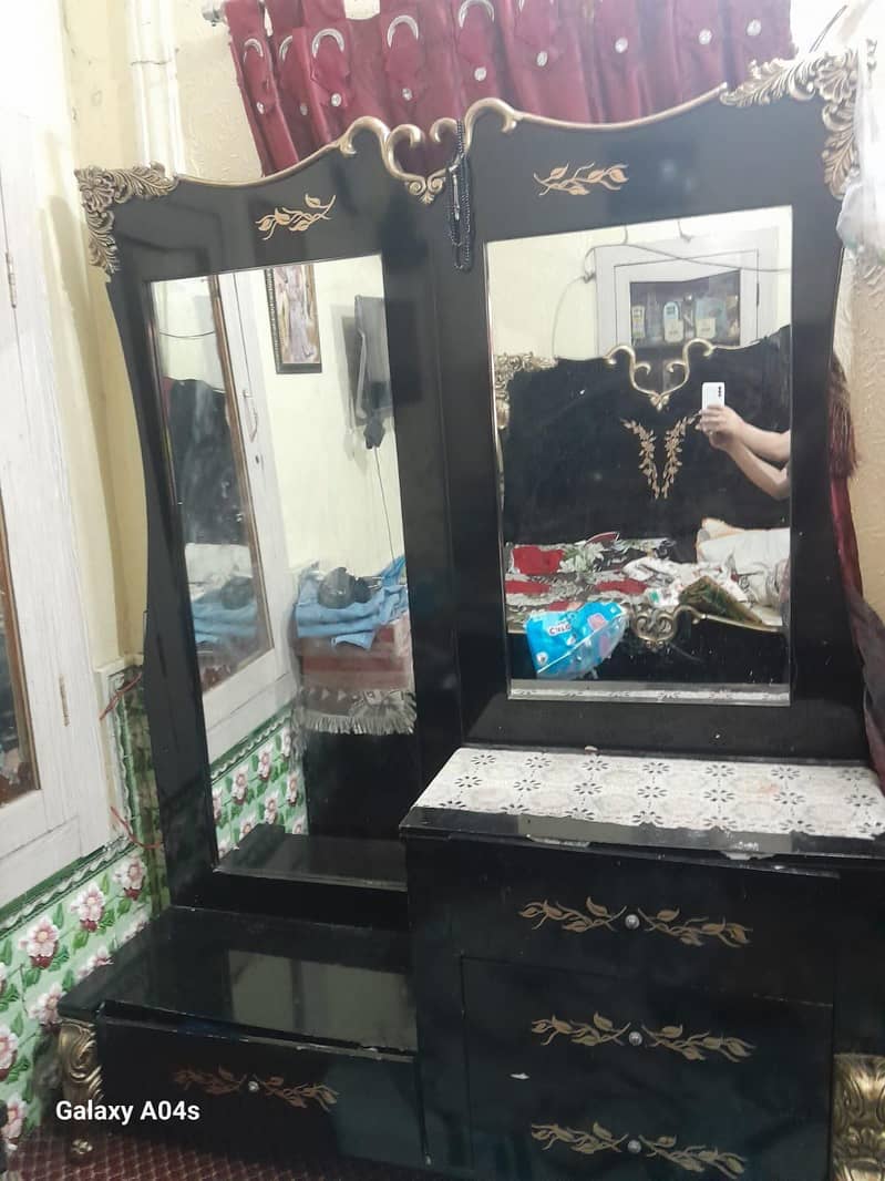 showcase and dressing table 0