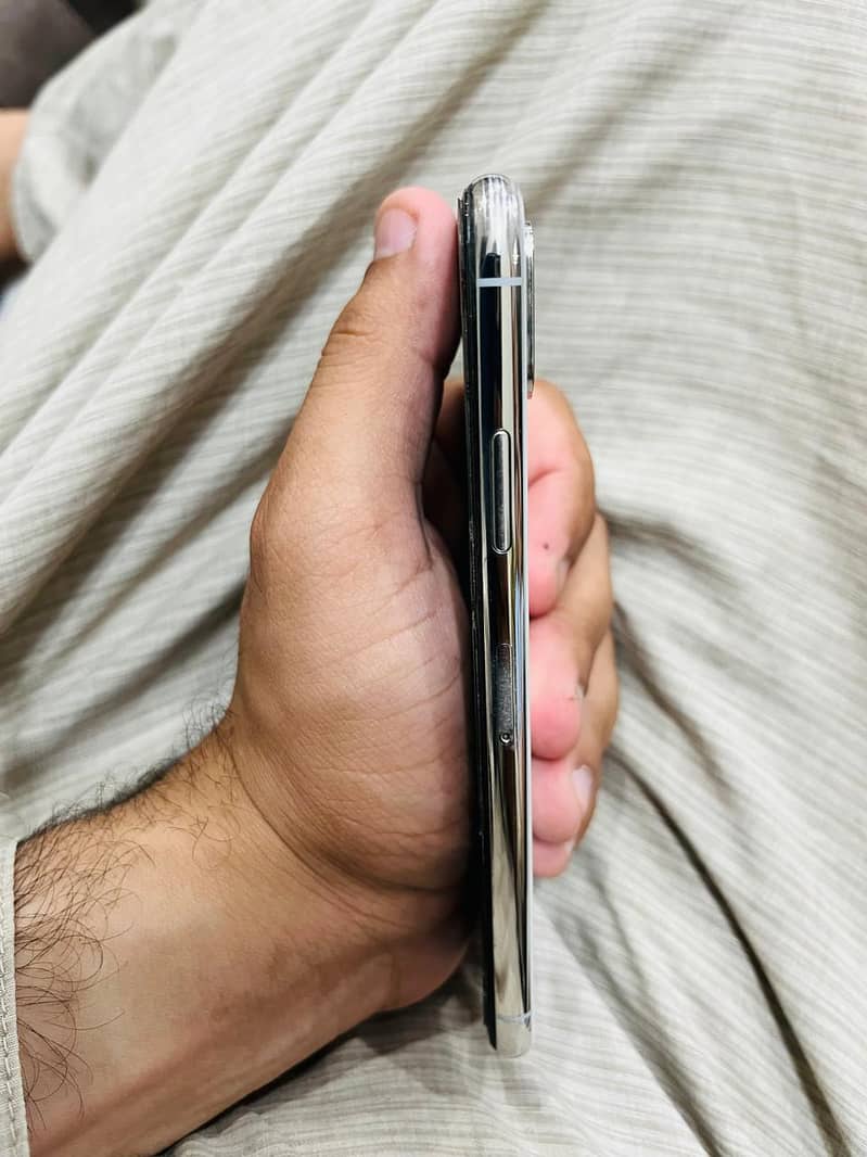 Apple iPhone X 4