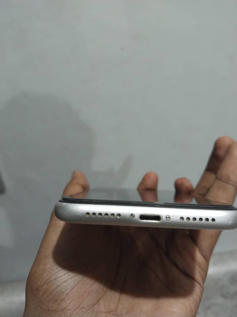 Apple iPhone 11 4
