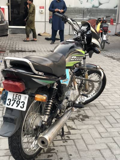 Honda 125 Deluxe 2011 model for sale in just 1.45