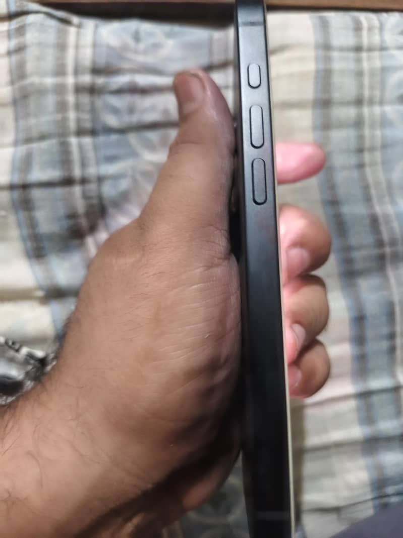 Apple iPhone 16e 0