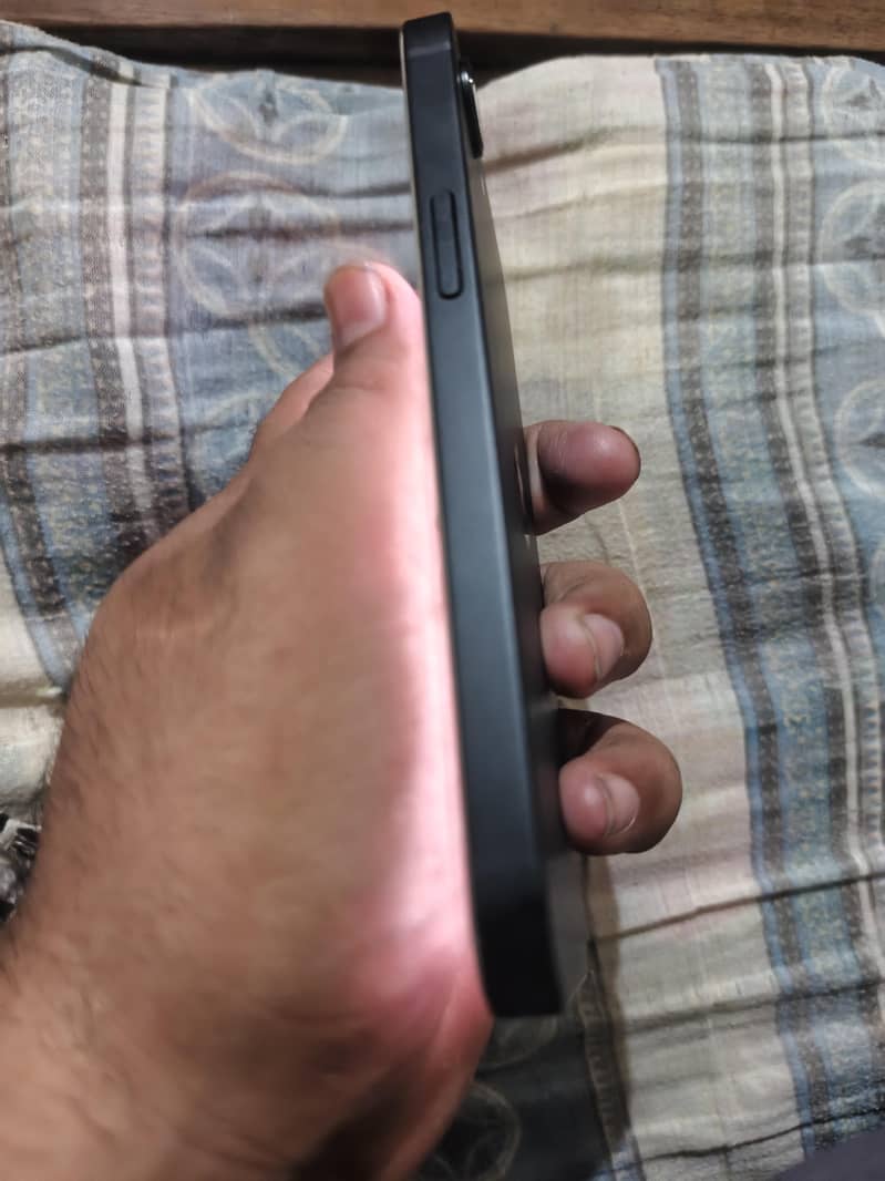 Apple iPhone 16e 1