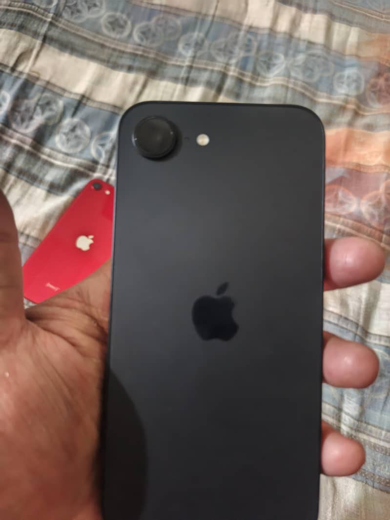 Apple iPhone 16e 2