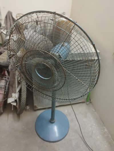 stand fan millat ka Hai chalta hoa