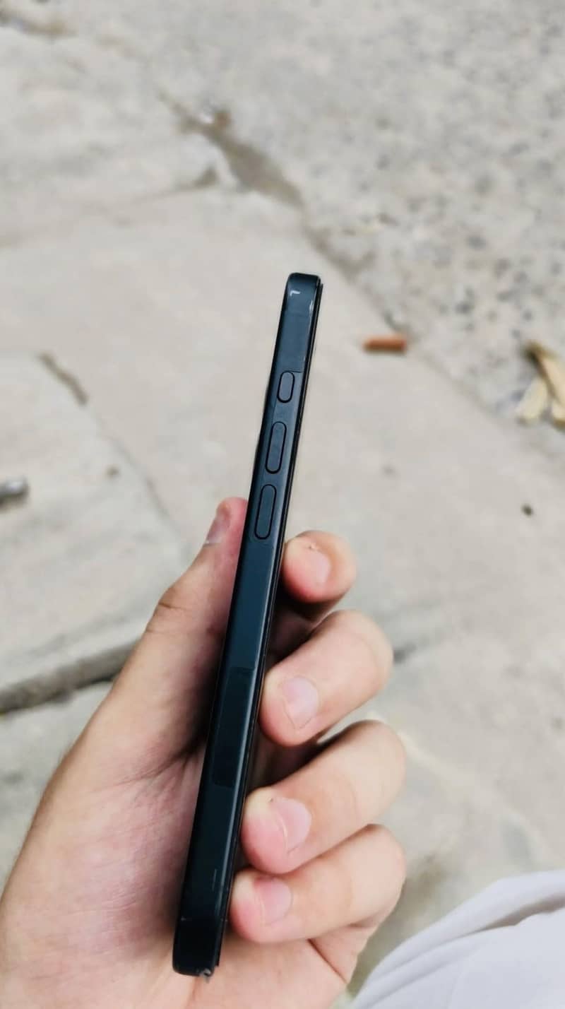 Apple iPhone 16 0