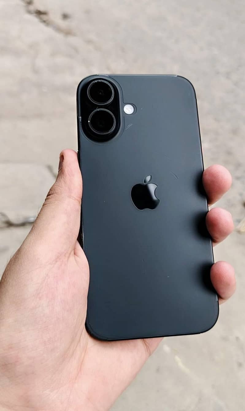 Apple iPhone 16 3