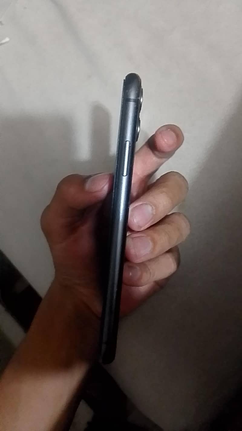Apple iPhone 11 4