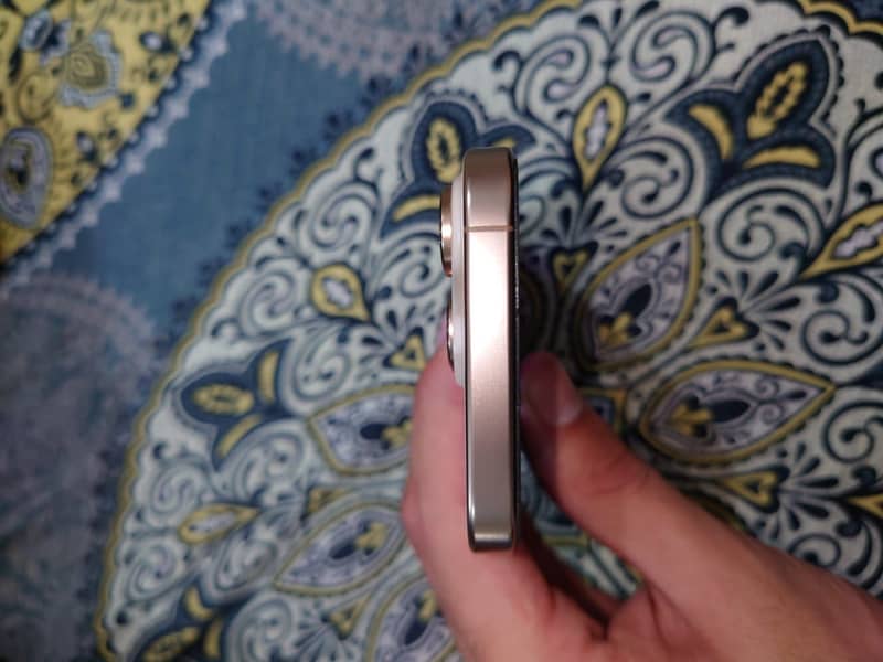 Apple iPhone 16 Pro 3