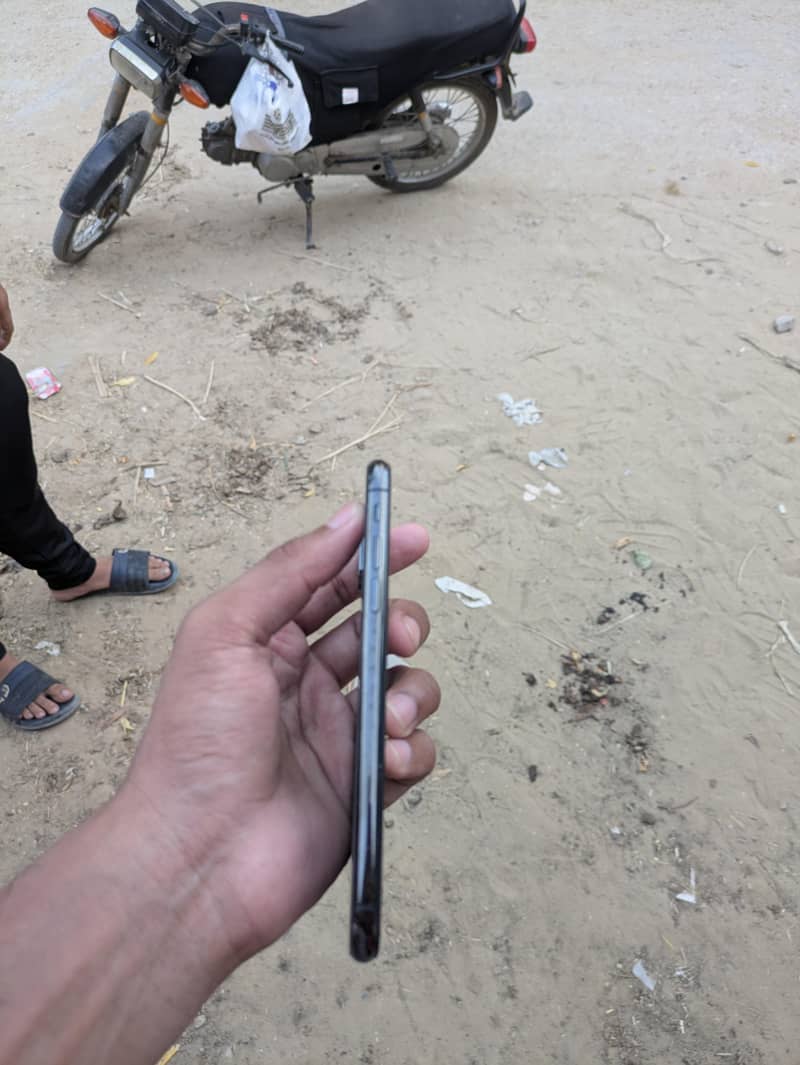 Apple iPhone X 4