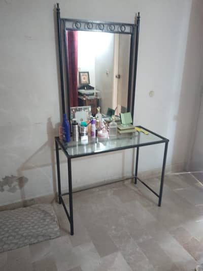 a NORMAL condition dressing table and a minor damage
