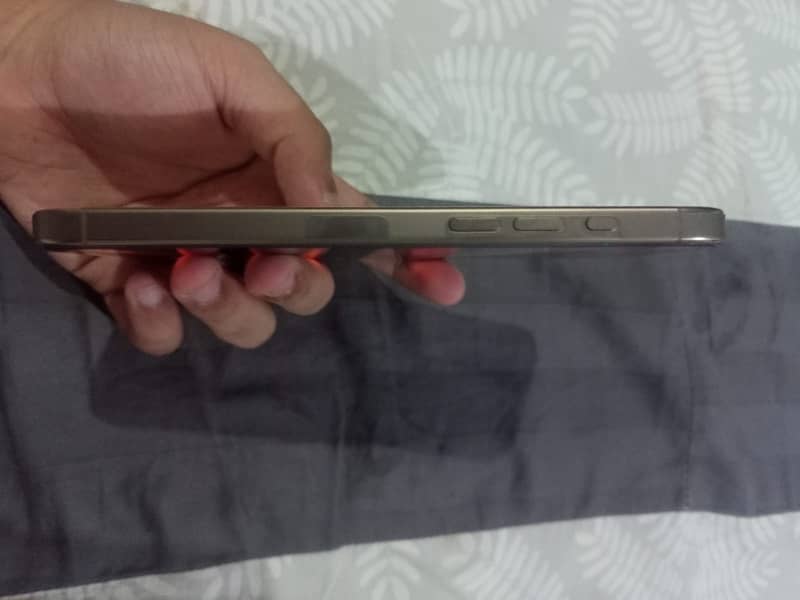 Apple iPhone 16 Pro Max 1