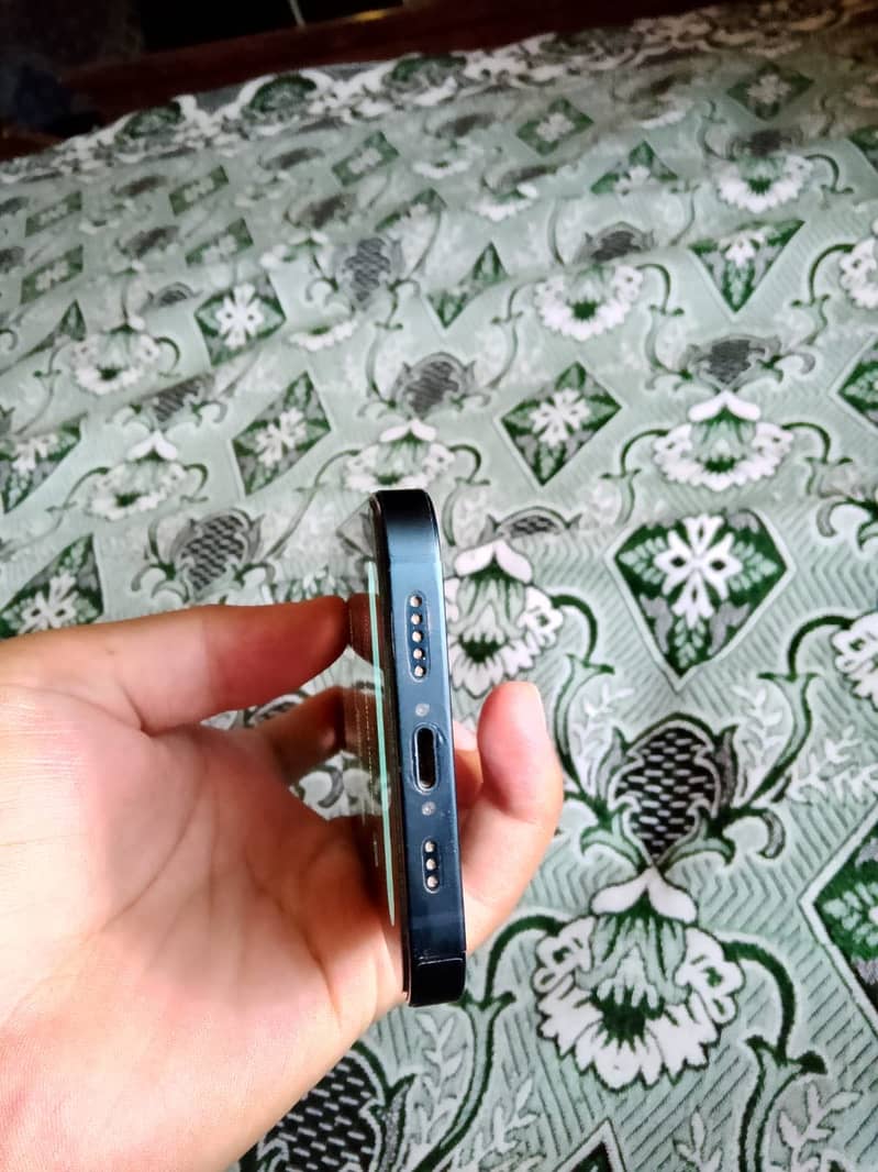 Apple iPhone 13 2