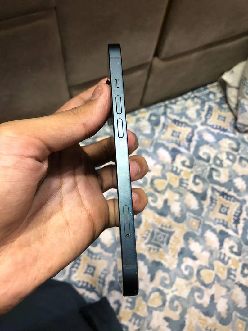 iPhone 13 4