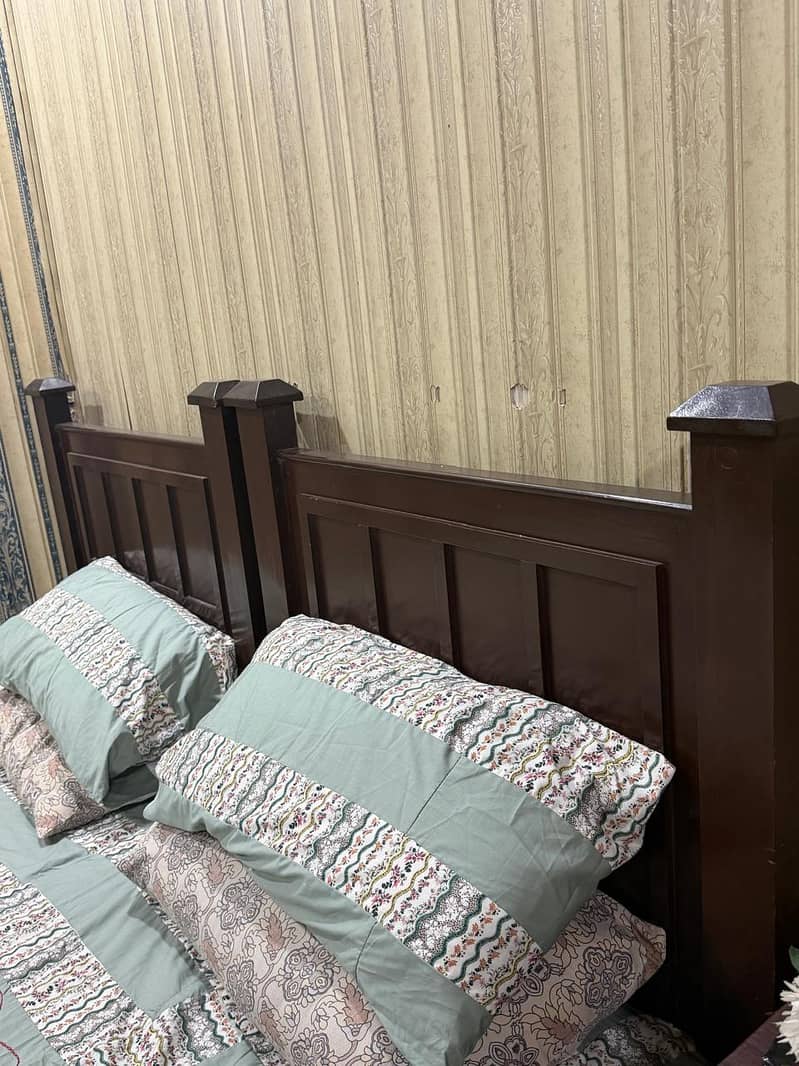 Single beds with side table 1