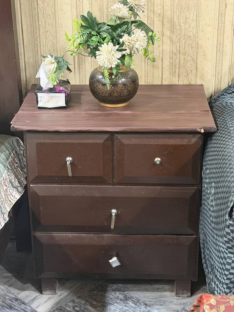 Single beds with side table 2