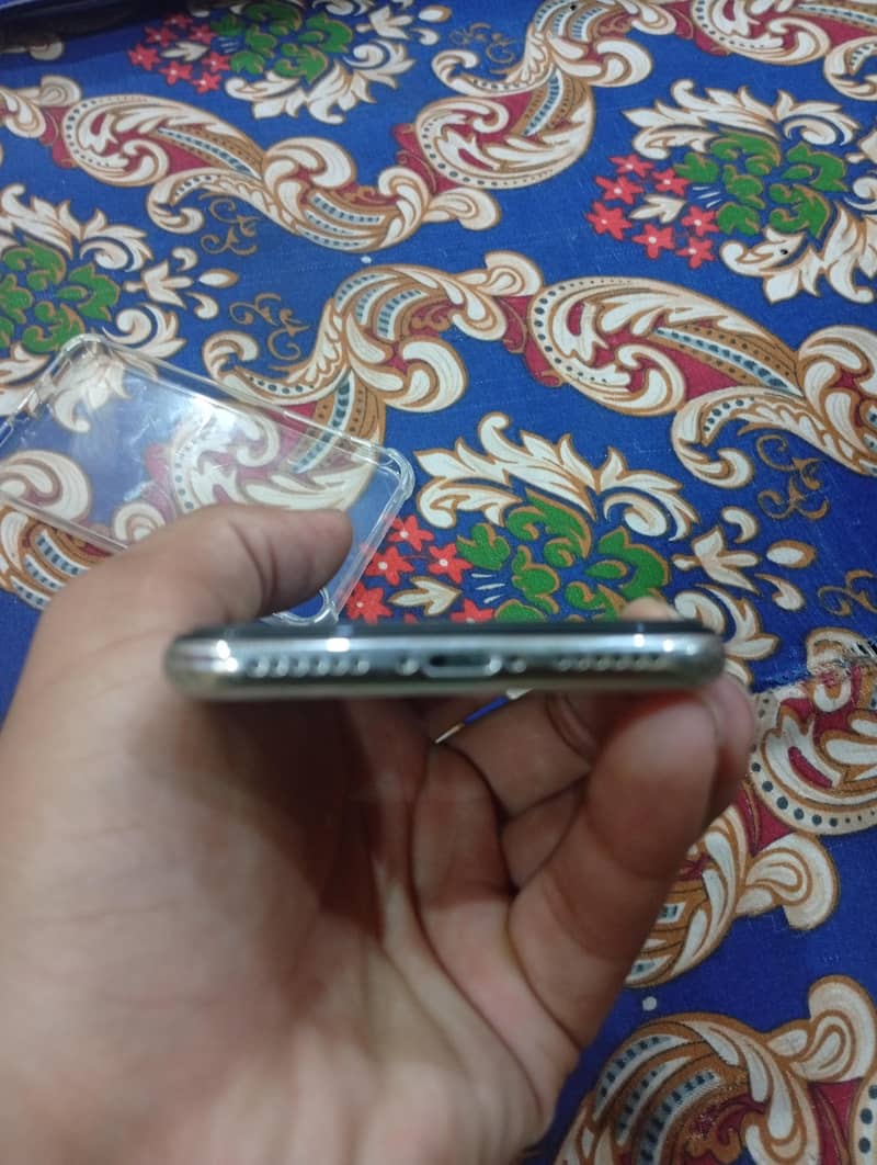 Apple iPhone X 4