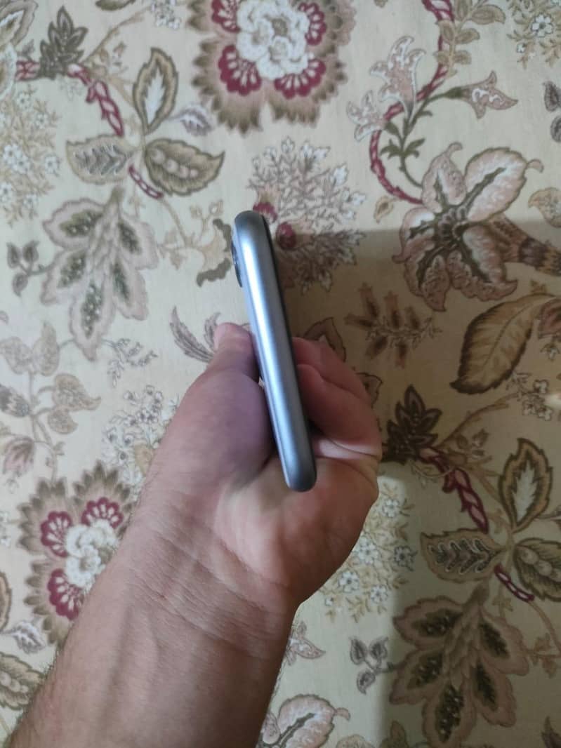 Apple iPhone 11 3
